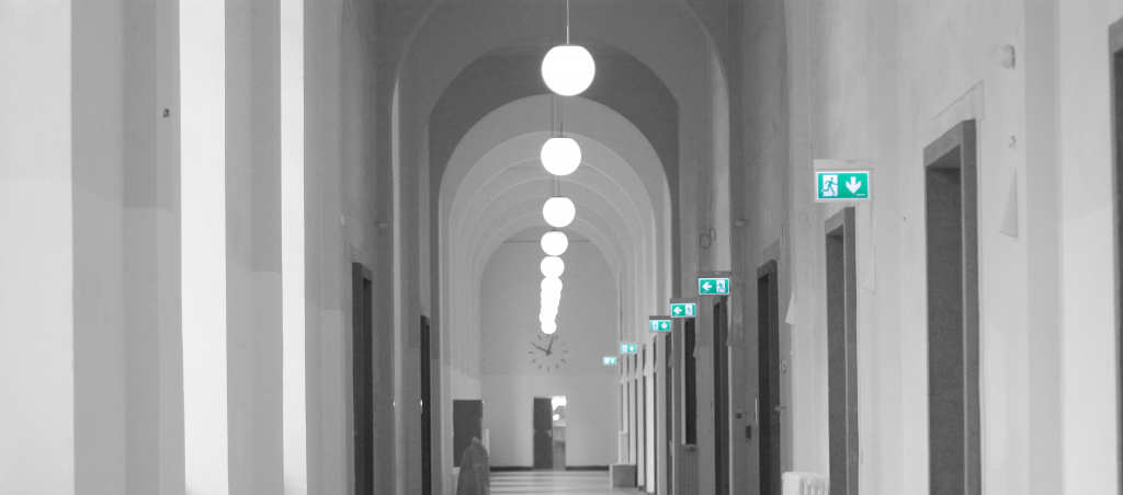Referenz Kunstakademie Düsseldorf Flur mit Notbeleuchtung